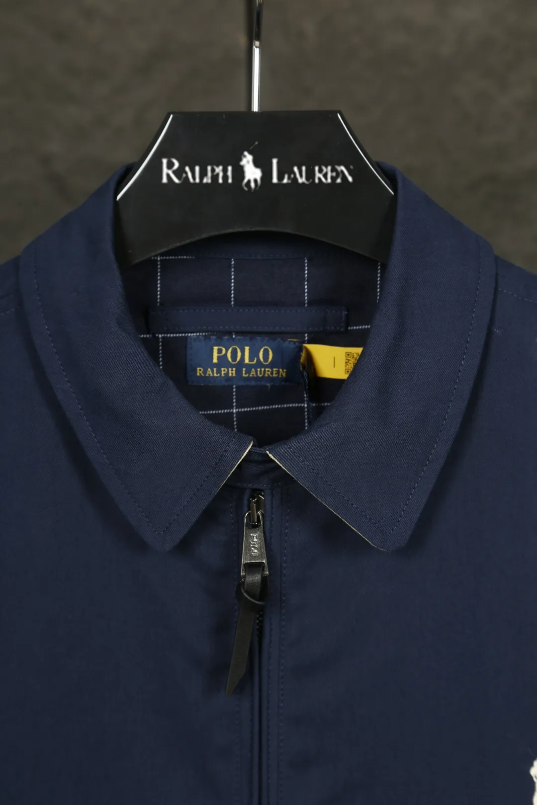 P330 Real photos [Evergreen for all seasons] Style number: 25028# (on sale all year round) Color: black/khaki/navy blue Size: S to XL - Ralph Lauren/Ralph Lauren Four Seasons evergreen classic 2.5 plaid lining contrast lapel veteran casual jacket - 40 count high density fine diagonal sand wash on the face 2.5 linear plaid lining ✅ - POLO brand zipper dark and light two-color buttons ✅ - Contrasting color fabric lapel with internal storage pocket ✅ -Ralph Lauren/Ralph Lauren Classic old cadre zipper jacket for men and women High-grade solid color plaid lining High-count smooth fabric Regular lapel hidden zipper version Elastic hem Casual style Very suitable for neutral wear Unisex Good for commuting Classic and durable